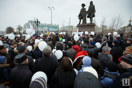 Пикет за мир у памятника Татищеву и Де Генину. Екатеринбург, пикет, площадь труда, татищев и де геннин, митинг