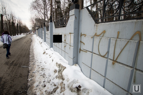 Надписи на стене Михайловского кладбища. Екатеринбург, надпись на заборе, вандализм