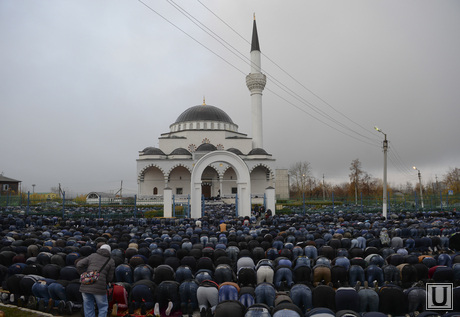 Верхняя Пышма. Курбан-байрам в Медной мечети имама Исмаила аль-Бухари., Курабан-байрам, мусульмане, медная мечеть, намаз