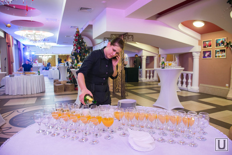 Поздравление от Евгения Куйвашева в Театре Эстрады. Екатеринбург, фуршетный стол, официант