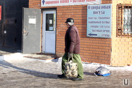 Рейд по оптовой продуктовой базе
Курган, оптовая база, пенсионер с мешками