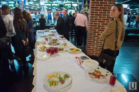Боулинг с дипломатами и политиками в ТЦ Алатырь. Екатеринбург