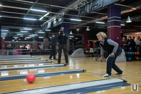 Боулинг с дипломатами и политиками в ТЦ Алатырь. Екатеринбург, бабушкина людмила