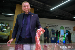 «Вчера еще хрюкало»: екатеринбуржцы раскупают парное мясо у фермеров вопреки тревожному тренду. Фото, видео